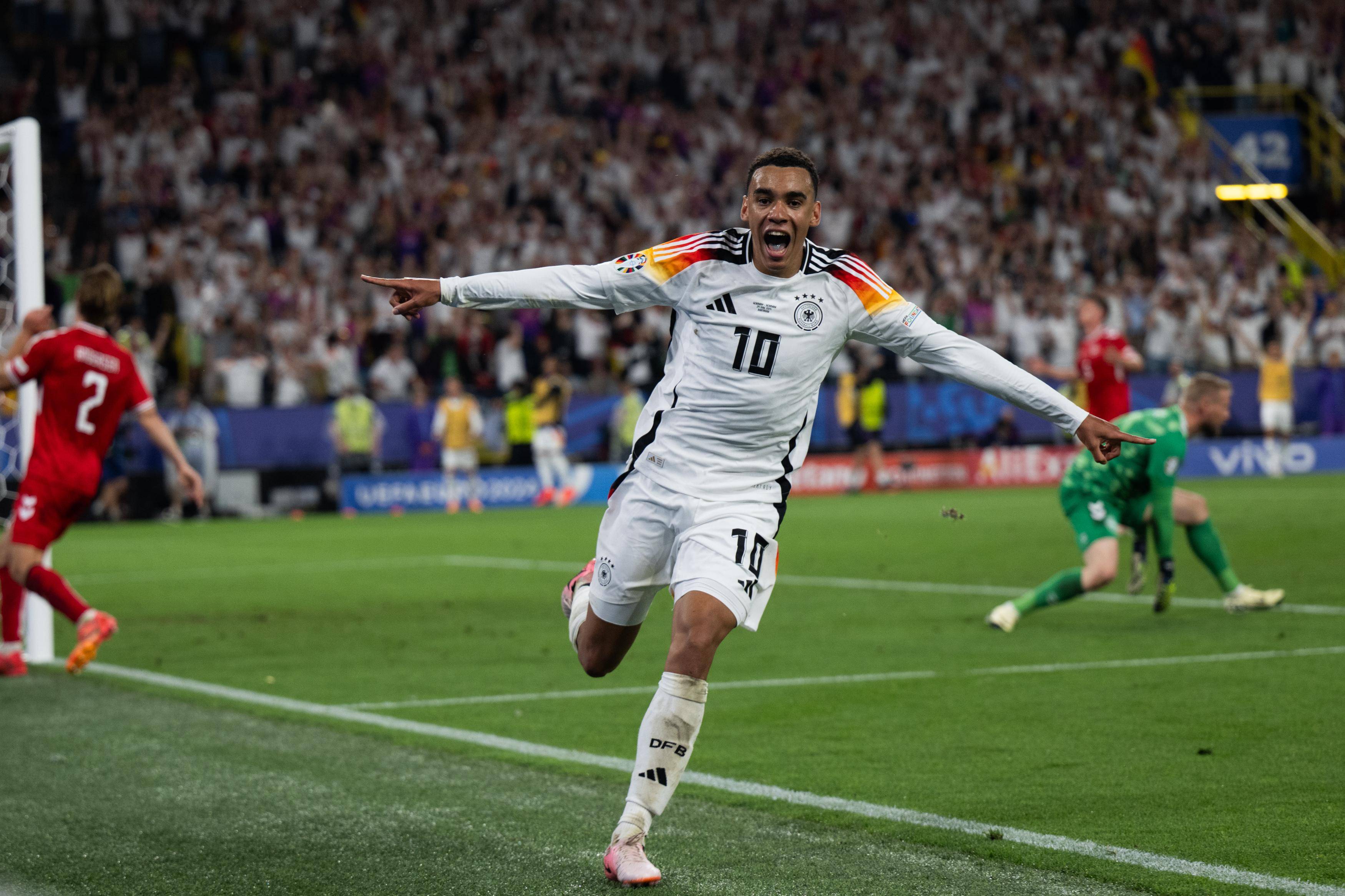 胸口示意 胸口示意