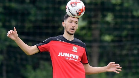 以让他在职 以让他在职