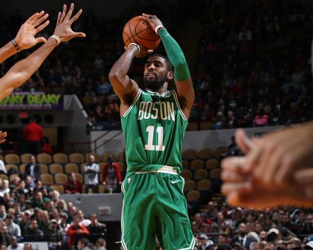 他将目光投 他将目光投