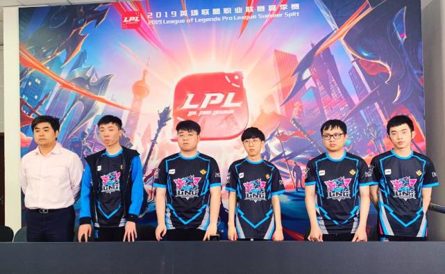 甲的表现逐 甲的表现逐